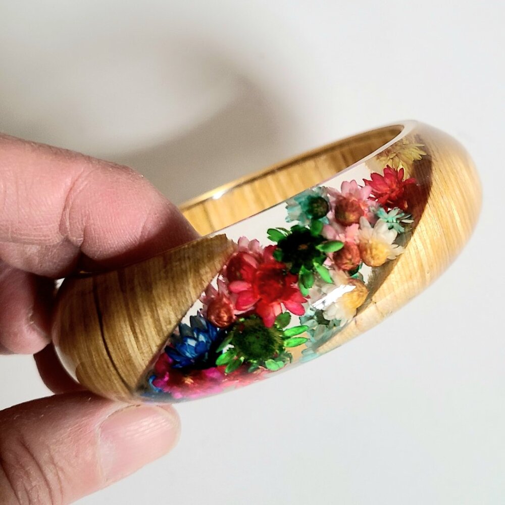 Lucite/celluloid chunky bangle with real dry flowers.